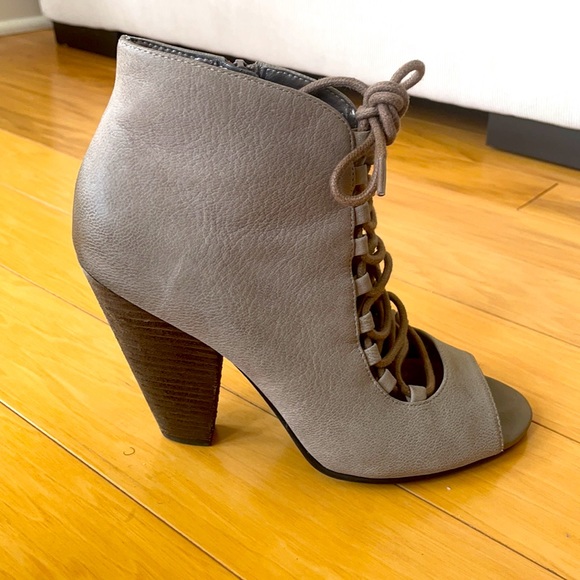 Laced Taupe Booties with inner zipper - Picture 3 of 7